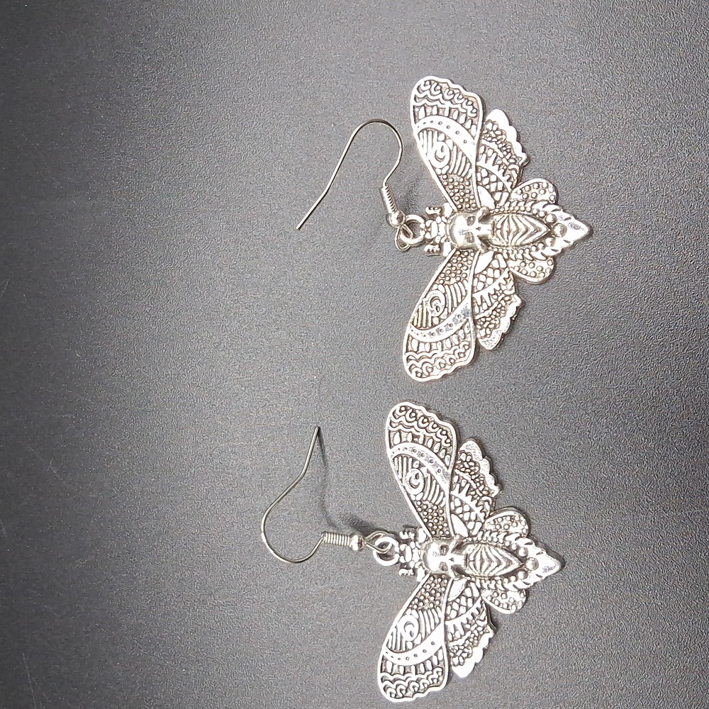 NWT Adorable Boho Goth Silver Death's Head Moth Earrings! - Picture 10 of 10